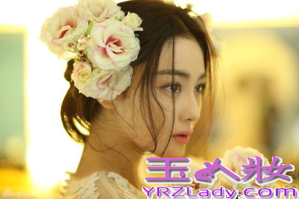 近日，张馨予在微博晒出一组自己写真图，照片中她头带素雅花朵，素以垂落耳际的发丝浪漫可人。清透淡妆化身花仙子气质清纯动人。不少网友都直呼：“看小图差点以为是范冰冰。”