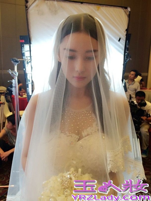 近日，张馨予在微博晒出一组自己写真图，照片中她头带素雅花朵，素以垂落耳际的发丝浪漫可人。清透淡妆化身花仙子气质清纯动人。不少网友都直呼：“看小图差点以为是范冰冰。”