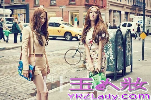 韩国郑氏姐妹，不管是在韩国娱乐圈还是在内地娱乐圈，都是很多粉丝以及时尚达人模仿的对象，近日郑氏姐妹一起某为杂志拍摄了一组画报写真，画报中，姐妹俩各自不同的美丽，将多种服饰以及时尚配饰完美的演绎，亮瞎眼的完美装扮，以及精致的美貌不引人注目都不行。