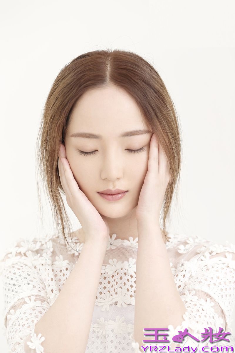 近日，“中国最强音”陈一玲最新写真曝光，白色蕾丝上装配搭水墨长裙，优雅中透露出倔强，冷艳尽显。在之前推出的首播单曲《借位》中，陈一玲演绎了一段你我都似曾相识的“借位”爱情，歌曲推出后，获得歌迷追捧，出师告捷更坚定陈一玲乐坛打拼的信心。