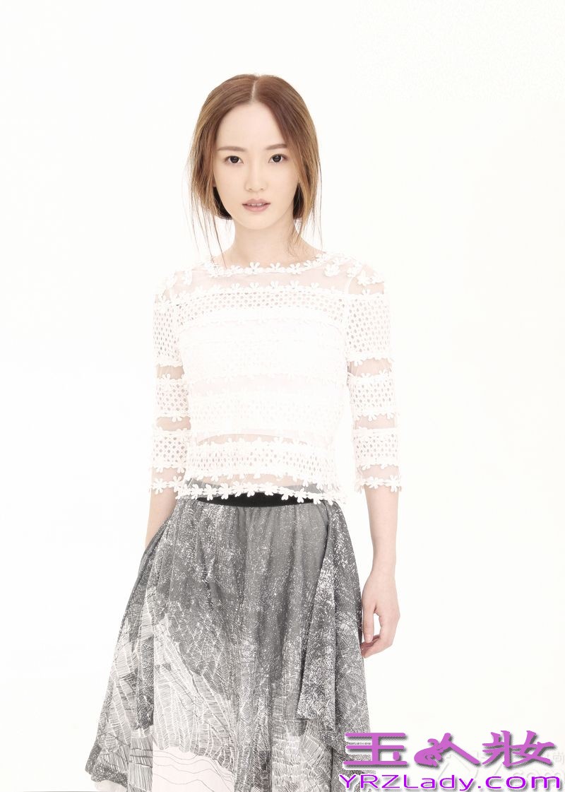 近日，“中国最强音”陈一玲最新写真曝光，白色蕾丝上装配搭水墨长裙，优雅中透露出倔强，冷艳尽显。在之前推出的首播单曲《借位》中，陈一玲演绎了一段你我都似曾相识的“借位”爱情，歌曲推出后，获得歌迷追捧，出师告捷更坚定陈一玲乐坛打拼的信心。