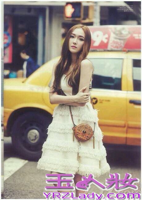 韩国郑氏姐妹，不管是在韩国娱乐圈还是在内地娱乐圈，都是很多粉丝以及时尚达人模仿的对象，近日郑氏姐妹一起某为杂志拍摄了一组画报写真，画报中，姐妹俩各自不同的美丽，将多种服饰以及时尚配饰完美的演绎，亮瞎眼的完美装扮，以及精致的美貌不引人注目都不行。