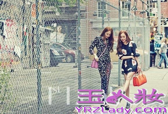 韩国郑氏姐妹，不管是在韩国娱乐圈还是在内地娱乐圈，都是很多粉丝以及时尚达人模仿的对象，近日郑氏姐妹一起某为杂志拍摄了一组画报写真，画报中，姐妹俩各自不同的美丽，将多种服饰以及时尚配饰完美的演绎，亮瞎眼的完美装扮，以及精致的美貌不引人注目都不行。