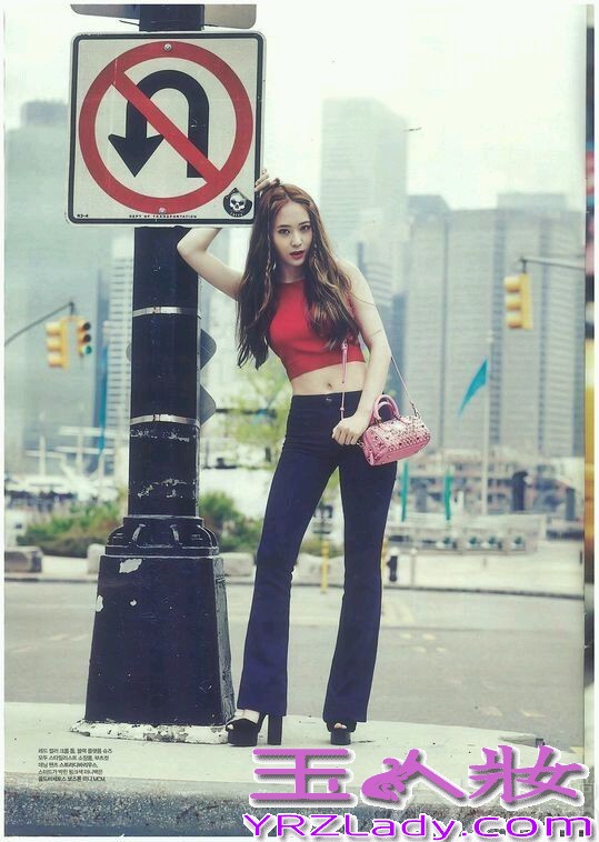 韩国郑氏姐妹，不管是在韩国娱乐圈还是在内地娱乐圈，都是很多粉丝以及时尚达人模仿的对象，近日郑氏姐妹一起某为杂志拍摄了一组画报写真，画报中，姐妹俩各自不同的美丽，将多种服饰以及时尚配饰完美的演绎，亮瞎眼的完美装扮，以及精致的美貌不引人注目都不行。