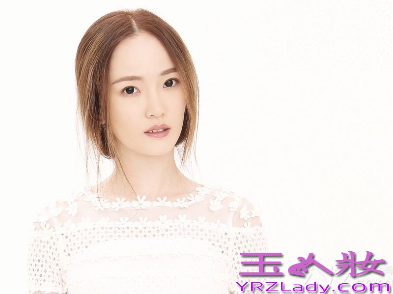 近日，“中国最强音”陈一玲最新写真曝光，白色蕾丝上装配搭水墨长裙，优雅中透露出倔强，冷艳尽显。在之前推出的首播单曲《借位》中，陈一玲演绎了一段你我都似曾相识的“借位”爱情，歌曲推出后，获得歌迷追捧，出师告捷更坚定陈一玲乐坛打拼的信心。