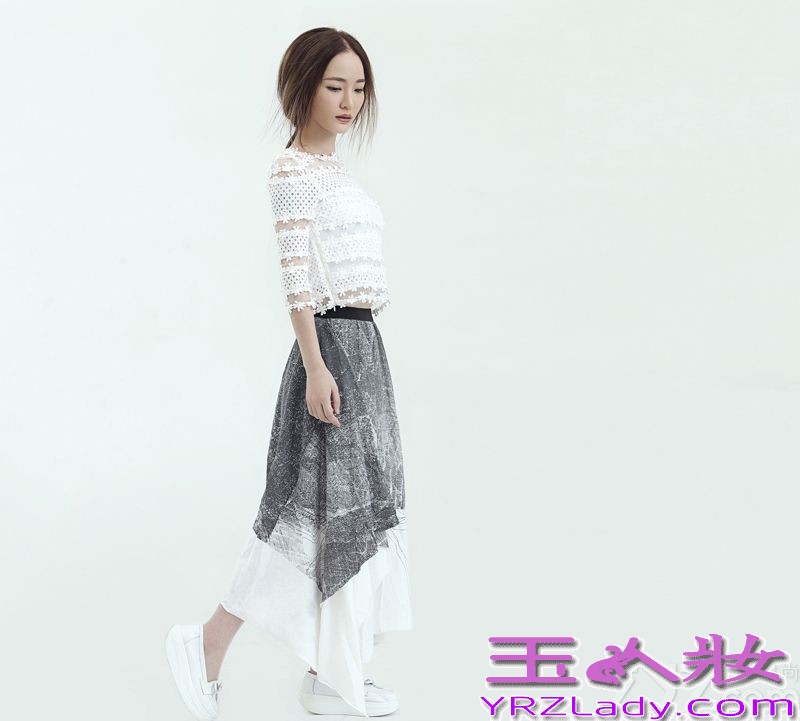 近日，“中国最强音”陈一玲最新写真曝光，白色蕾丝上装配搭水墨长裙，优雅中透露出倔强，冷艳尽显。在之前推出的首播单曲《借位》中，陈一玲演绎了一段你我都似曾相识的“借位”爱情，歌曲推出后，获得歌迷追捧，出师告捷更坚定陈一玲乐坛打拼的信心。