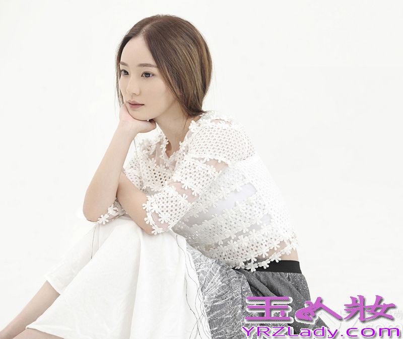 近日，“中国最强音”陈一玲最新写真曝光，白色蕾丝上装配搭水墨长裙，优雅中透露出倔强，冷艳尽显。在之前推出的首播单曲《借位》中，陈一玲演绎了一段你我都似曾相识的“借位”爱情，歌曲推出后，获得歌迷追捧，出师告捷更坚定陈一玲乐坛打拼的信心。