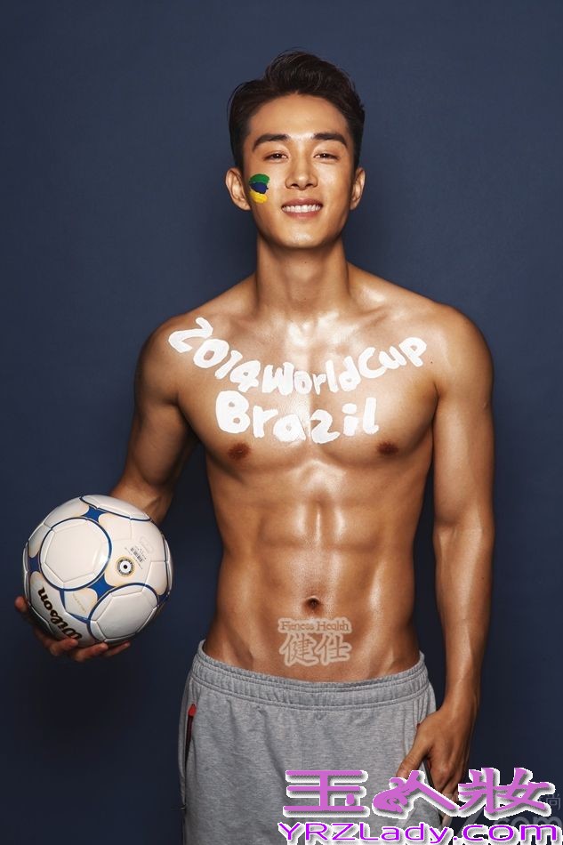 日前，李承铉受邀拍摄了某时尚杂志7月刊封面画报。照片中，李承铉赤裸上半身，大秀性感人鱼线，硬朗曲线、完美胸肌加上迷离深邃的眼神尽显独特熟男魅力，着实吸人眼球。