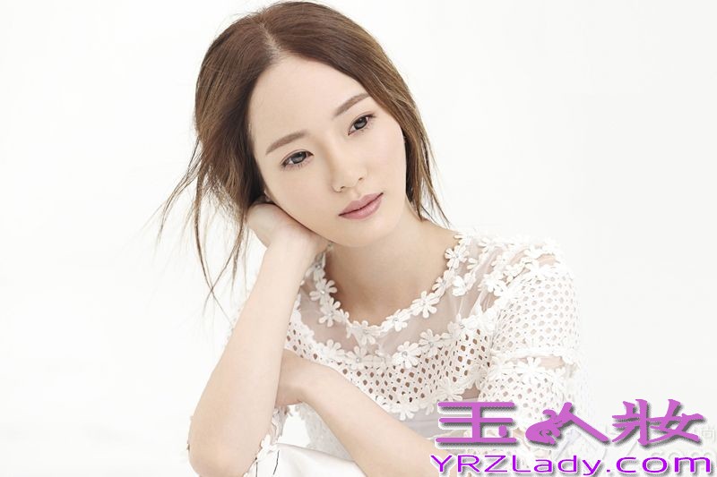 近日，“中国最强音”陈一玲最新写真曝光，白色蕾丝上装配搭水墨长裙，优雅中透露出倔强，冷艳尽显。在之前推出的首播单曲《借位》中，陈一玲演绎了一段你我都似曾相识的“借位”爱情，歌曲推出后，获得歌迷追捧，出师告捷更坚定陈一玲乐坛打拼的信心。