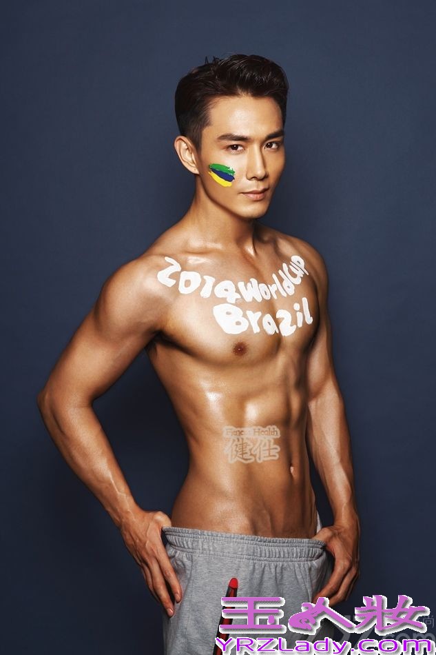 日前，李承铉受邀拍摄了某时尚杂志7月刊封面画报。照片中，李承铉赤裸上半身，大秀性感人鱼线，硬朗曲线、完美胸肌加上迷离深邃的眼神尽显独特熟男魅力，着实吸人眼球。