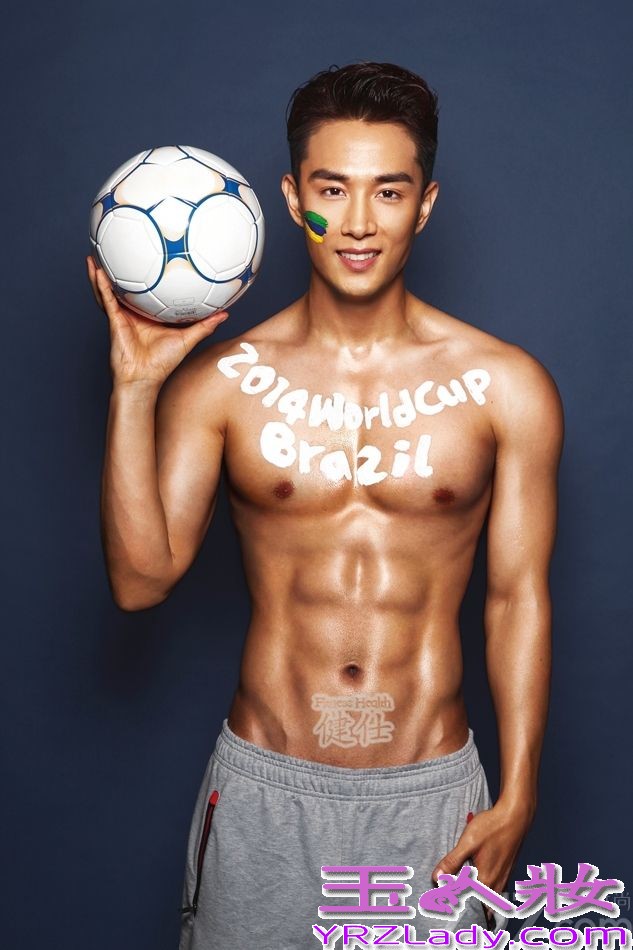 日前，李承铉受邀拍摄了某时尚杂志7月刊封面画报。照片中，李承铉赤裸上半身，大秀性感人鱼线，硬朗曲线、完美胸肌加上迷离深邃的眼神尽显独特熟男魅力，着实吸人眼球。