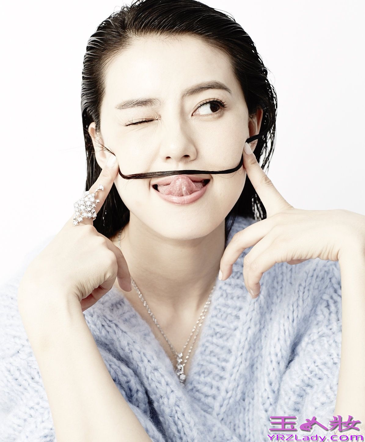 近日，高圆圆为某时尚杂志拍摄了一组封面大片，在黑白蓝灰经典主色的包裹中，高圆圆时而美颈轻扬双目微闭，优雅清丽间流露出淡淡的疏离与静雅；与镜头的直接交流则颇为灵动可爱，更是将盈盈发丝挑至唇上，自然率真扮起鬼脸，天真鬼脸宛若精灵。