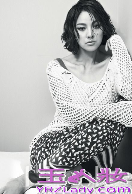 国民妖精李孝利，近日为某杂志拍摄了一组短发写真画报，画报中女神李孝利首次以短发形象出现，画报以“性感”为主，穿着各色随性休闲的服饰，展示了多种风格的性感魅力，引发众多粉丝和网友的惊讶。特别是一句“女神将性感操纵自如”的画面，让摄影师都不得不如佩服国民妖精的魅力。