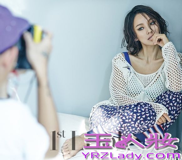 国民妖精李孝利，近日为某杂志拍摄了一组短发写真画报，画报中女神李孝利首次以短发形象出现，画报以“性感”为主，穿着各色随性休闲的服饰，展示了多种风格的性感魅力，引发众多粉丝和网友的惊讶。特别是一句“女神将性感操纵自如”的画面，让摄影师都不得不如佩服国民妖精的魅力。