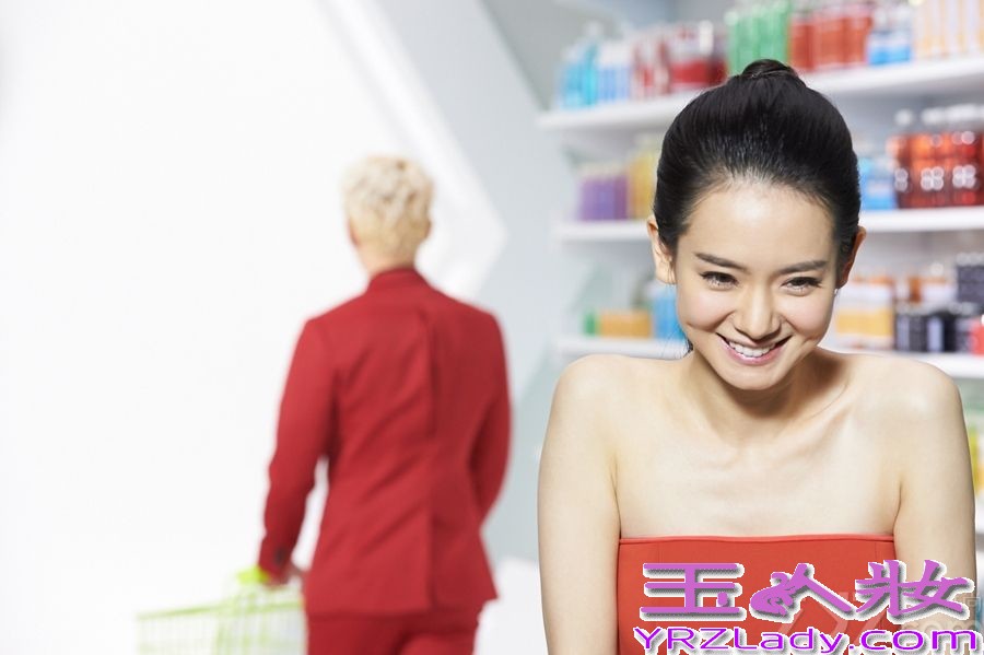 近日，由海蝶音乐旗下艺人戚薇领衔主演的“爱情美剧”《爱情回来了》引热各大卫视暑期档，而该剧片尾曲《你是对的人》试听量也一路飙升，这首歌由戚薇亲自填词并与韩国天团2PM俊昊跨海对唱，今日《你是对的人》MV正式公布，“隔海相望”的两人终于在台北相见“甜蜜热恋20小时”后还相约一起去吃成都火锅。下面就一起来看看他们的图片集吧！