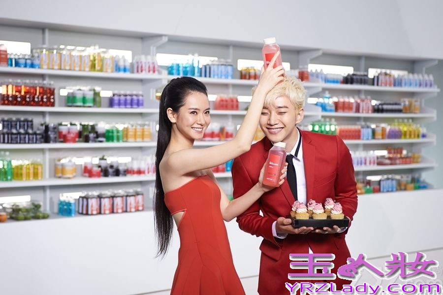 近日，由海蝶音乐旗下艺人戚薇领衔主演的“爱情美剧”《爱情回来了》引热各大卫视暑期档，而该剧片尾曲《你是对的人》试听量也一路飙升，这首歌由戚薇亲自填词并与韩国天团2PM俊昊跨海对唱，今日《你是对的人》MV正式公布，“隔海相望”的两人终于在台北相见“甜蜜热恋20小时”后还相约一起去吃成都火锅。下面就一起来看看他们的图片集吧！