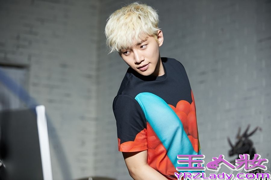 近日，由海蝶音乐旗下艺人戚薇领衔主演的“爱情美剧”《爱情回来了》引热各大卫视暑期档，而该剧片尾曲《你是对的人》试听量也一路飙升，这首歌由戚薇亲自填词并与韩国天团2PM俊昊跨海对唱，今日《你是对的人》MV正式公布，“隔海相望”的两人终于在台北相见“甜蜜热恋20小时”后还相约一起去吃成都火锅。下面就一起来看看他们的图片集吧！