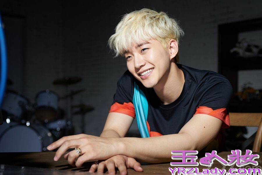 近日，由海蝶音乐旗下艺人戚薇领衔主演的“爱情美剧”《爱情回来了》引热各大卫视暑期档，而该剧片尾曲《你是对的人》试听量也一路飙升，这首歌由戚薇亲自填词并与韩国天团2PM俊昊跨海对唱，今日《你是对的人》MV正式公布，“隔海相望”的两人终于在台北相见“甜蜜热恋20小时”后还相约一起去吃成都火锅。下面就一起来看看他们的图片集吧！