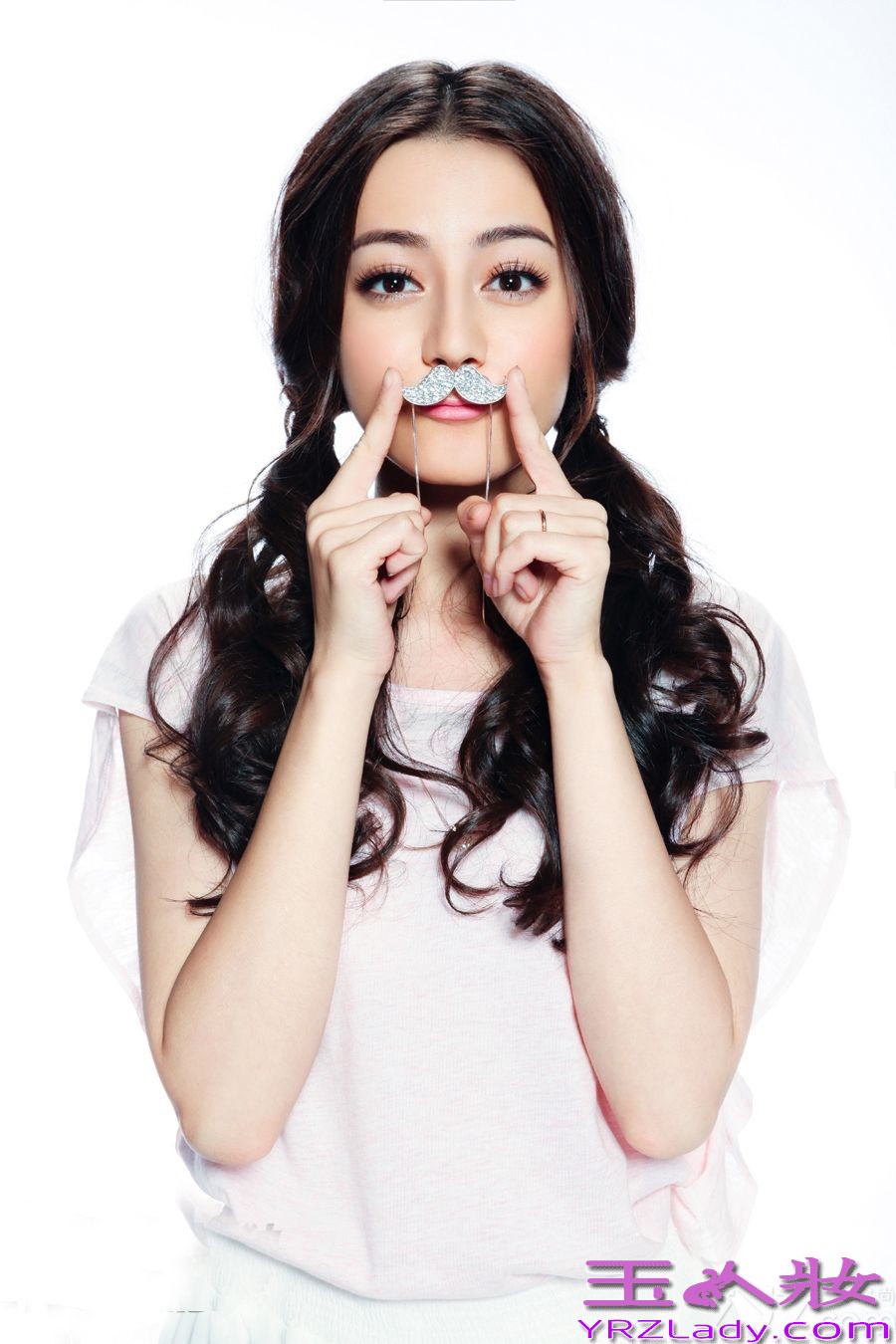 由当红花旦杨幂首次担任制片人兼主演的青春偶像剧《微时代》，正在腾讯独家热播。近日，制片人杨幂携手剧中六大新人主演——“幂男郎”高伟光、张云龙、张彬彬，以及“幂女郎”迪丽热巴、李溪芮、肖雨雨，共同登上《Easy》8月刊封面大片，女神型男一字排开，“颜赞军团”分外吸睛。