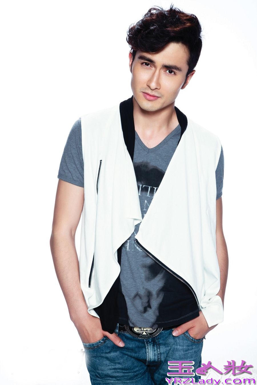 由当红花旦杨幂首次担任制片人兼主演的青春偶像剧《微时代》，正在腾讯独家热播。近日，制片人杨幂携手剧中六大新人主演——“幂男郎”高伟光、张云龙、张彬彬，以及“幂女郎”迪丽热巴、李溪芮、肖雨雨，共同登上《Easy》8月刊封面大片，女神型男一字排开，“颜赞军团”分外吸睛。