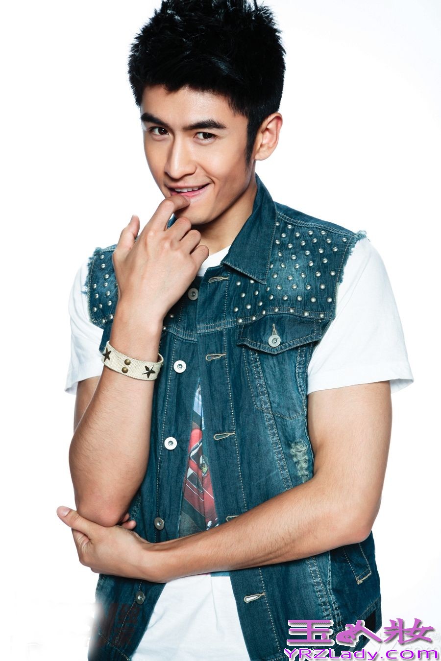 由当红花旦杨幂首次担任制片人兼主演的青春偶像剧《微时代》，正在腾讯独家热播。近日，制片人杨幂携手剧中六大新人主演——“幂男郎”高伟光、张云龙、张彬彬，以及“幂女郎”迪丽热巴、李溪芮、肖雨雨，共同登上《Easy》8月刊封面大片，女神型男一字排开，“颜赞军团”分外吸睛。