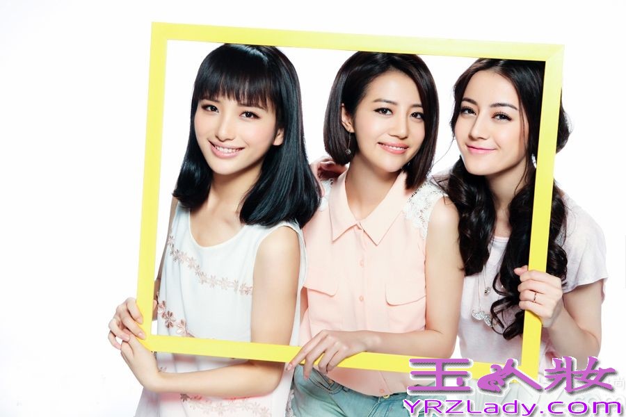 由当红花旦杨幂首次担任制片人兼主演的青春偶像剧《微时代》，正在腾讯独家热播。近日，制片人杨幂携手剧中六大新人主演——“幂男郎”高伟光、张云龙、张彬彬，以及“幂女郎”迪丽热巴、李溪芮、肖雨雨，共同登上《Easy》8月刊封面大片，女神型男一字排开，“颜赞军团”分外吸睛。