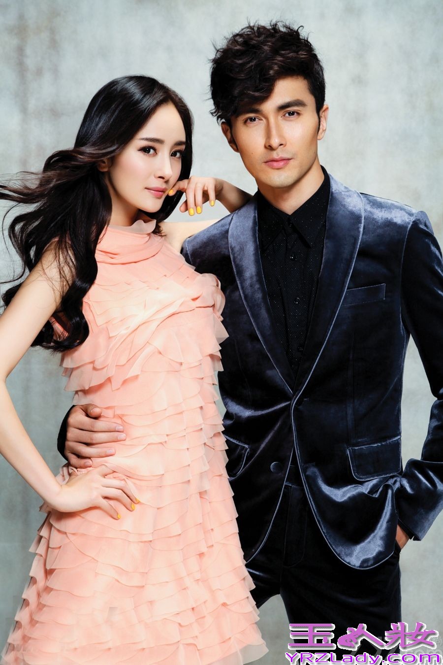 由当红花旦杨幂首次担任制片人兼主演的青春偶像剧《微时代》，正在腾讯独家热播。近日，制片人杨幂携手剧中六大新人主演——“幂男郎”高伟光、张云龙、张彬彬，以及“幂女郎”迪丽热巴、李溪芮、肖雨雨，共同登上《Easy》8月刊封面大片，女神型男一字排开，“颜赞军团”分外吸睛。