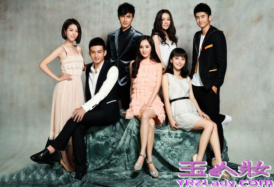 由当红花旦杨幂首次担任制片人兼主演的青春偶像剧《微时代》，正在腾讯独家热播。近日，制片人杨幂携手剧中六大新人主演——“幂男郎”高伟光、张云龙、张彬彬，以及“幂女郎”迪丽热巴、李溪芮、肖雨雨，共同登上《Easy》8月刊封面大片，女神型男一字排开，“颜赞军团”分外吸睛。