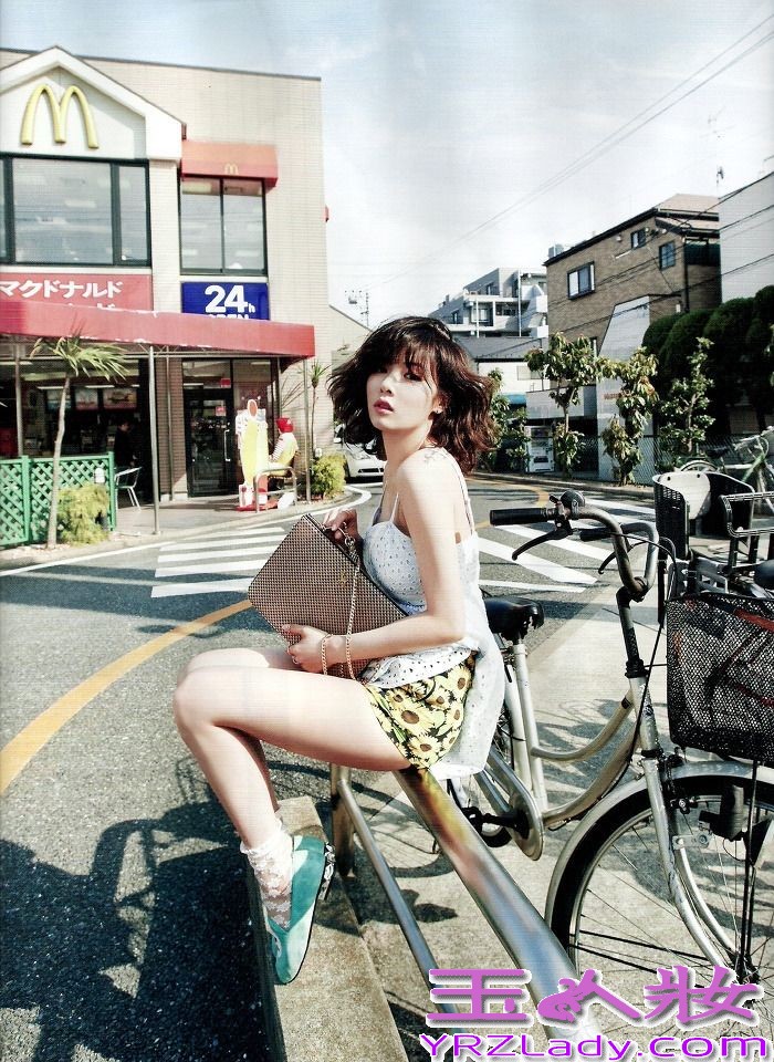 金泫雅是韩国女团4minute组合的一名成员，被誉为新一代性感女王，她姣好的身材令MM们十分羡慕，今天带来泫雅最新写真图片，看看她是如何演绎夏日清凉诱惑，宅男们还Hold住吗？一起来看看吧！