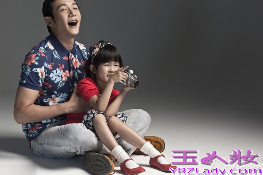 新一期的《爸爸去哪儿》贝儿与费曼分为一组寻宝藏，一路上贝儿“碎碎念”，费曼沉默的样子超级可爱，两人组成了新的受欢迎CP组合。贝儿如此热情如火的性格，日常生活也不闲着，日前跟着爸爸陆毅为某知名杂志拍摄一组亲子封面大片，父女两的造型风格多样，时尚指数爆表，超级赞。