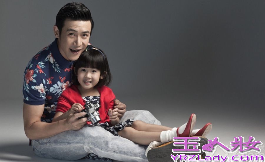 新一期的《爸爸去哪儿》贝儿与费曼分为一组寻宝藏，一路上贝儿“碎碎念”，费曼沉默的样子超级可爱，两人组成了新的受欢迎CP组合。贝儿如此热情如火的性格，日常生活也不闲着，日前跟着爸爸陆毅为某知名杂志拍摄一组亲子封面大片，父女两的造型风格多样，时尚指数爆表，超级赞。