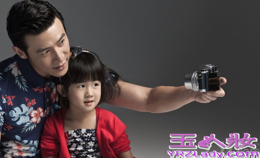 新一期的《爸爸去哪儿》贝儿与费曼分为一组寻宝藏，一路上贝儿“碎碎念”，费曼沉默的样子超级可爱，两人组成了新的受欢迎CP组合。贝儿如此热情如火的性格，日常生活也不闲着，日前跟着爸爸陆毅为某知名杂志拍摄一组亲子封面大片，父女两的造型风格多样，时尚指数爆表，超级赞。