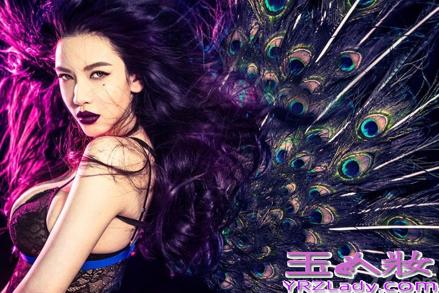近日，由潘霜霜、田亮、伊一主演的电视剧《骄阳似我》昨日在浙江卫视收官。今日潘霜霜一改剧中清纯的形象，发绝美地狱孔雀翎写真，五彩的孔雀羽毛，散发妖异的感觉。性感的S曲线更是让人看了流鼻血。这样的美女图片，你怎么能错过呢！来一一欣赏吧！