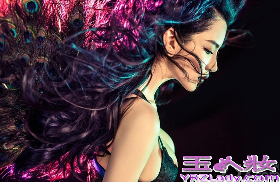 近日，由潘霜霜、田亮、伊一主演的电视剧《骄阳似我》昨日在浙江卫视收官。今日潘霜霜一改剧中清纯的形象，发绝美地狱孔雀翎写真，五彩的孔雀羽毛，散发妖异的感觉。性感的S曲线更是让人看了流鼻血。这样的美女图片，你怎么能错过呢！来一一欣赏吧！