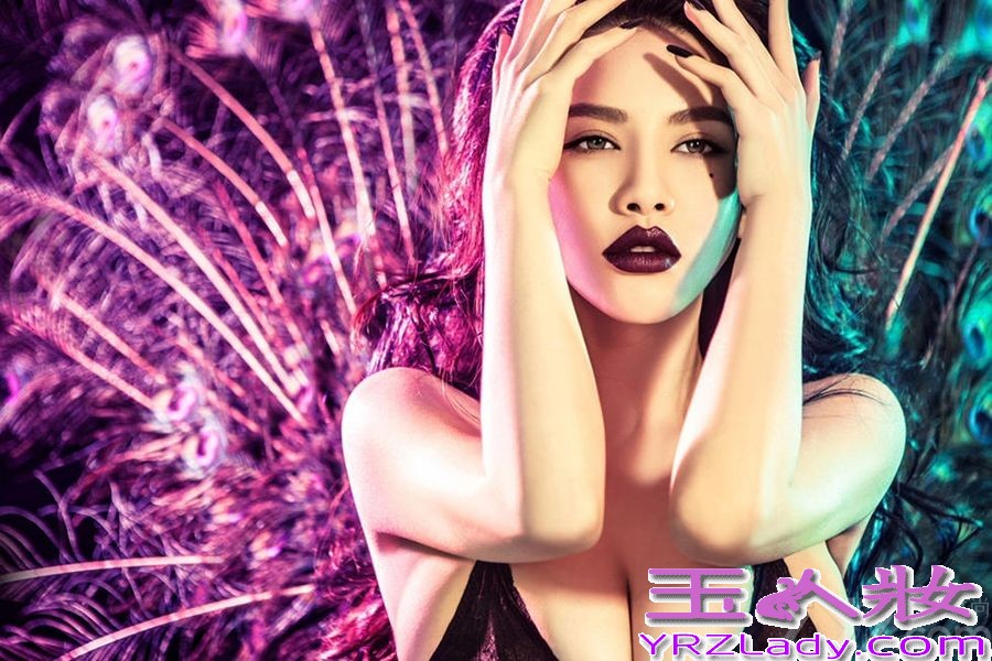 近日，由潘霜霜、田亮、伊一主演的电视剧《骄阳似我》昨日在浙江卫视收官。今日潘霜霜一改剧中清纯的形象，发绝美地狱孔雀翎写真，五彩的孔雀羽毛，散发妖异的感觉。性感的S曲线更是让人看了流鼻血。这样的美女图片，你怎么能错过呢！来一一欣赏吧！