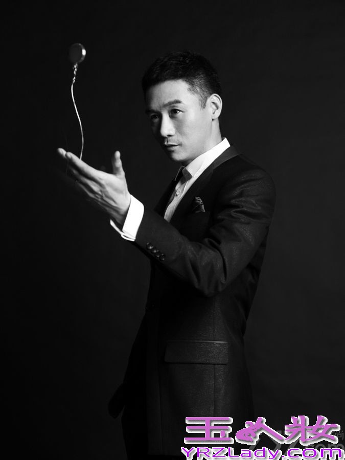 近日，高虎为某时尚杂志拍摄了一组黑白时尚大片，无论是精致剪裁的西装，还是轻便的休闲服装，无不彰显都市成熟型男的魅力。从这组照片中，高虎更是将自己的大长腿演绎的淋漓尽致，可谓吸睛力十足。