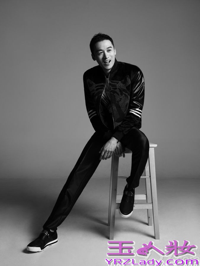 近日，高虎为某时尚杂志拍摄了一组黑白时尚大片，无论是精致剪裁的西装，还是轻便的休闲服装，无不彰显都市成熟型男的魅力。从这组照片中，高虎更是将自己的大长腿演绎的淋漓尽致，可谓吸睛力十足。