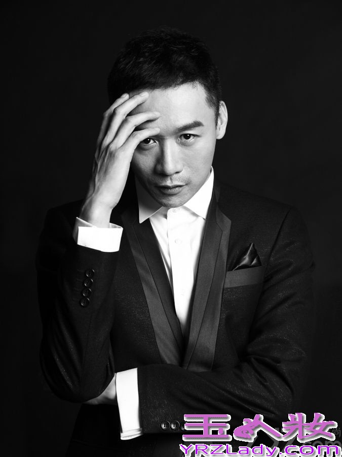 近日，高虎为某时尚杂志拍摄了一组黑白时尚大片，无论是精致剪裁的西装，还是轻便的休闲服装，无不彰显都市成熟型男的魅力。从这组照片中，高虎更是将自己的大长腿演绎的淋漓尽致，可谓吸睛力十足。