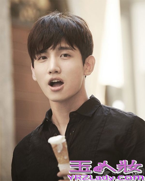 东方神起在意大利度过了火热的夏天，今天就带来意大利写真图片，少年和成熟男人之间的转换，像小孩般吃着冰淇淋的郑允浩和沈昌珉，也很想让人咬一口呢！半裸着浸泡找泳池里，哥俩真是帅气逼人！