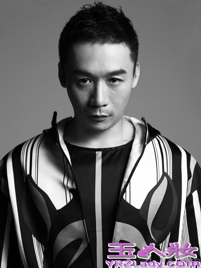 近日，高虎为某时尚杂志拍摄了一组黑白时尚大片，无论是精致剪裁的西装，还是轻便的休闲服装，无不彰显都市成熟型男的魅力。从这组照片中，高虎更是将自己的大长腿演绎的淋漓尽致，可谓吸睛力十足。