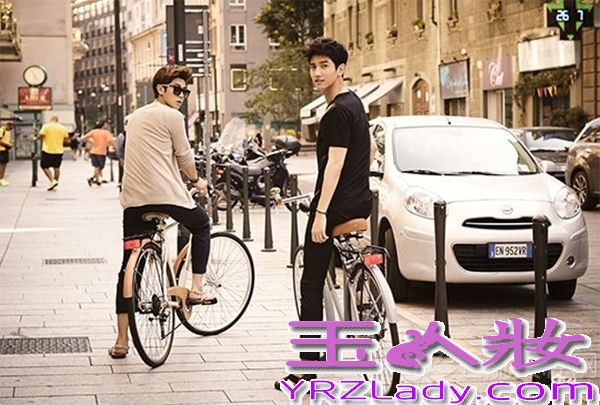 东方神起在意大利度过了火热的夏天，今天就带来意大利写真图片，少年和成熟男人之间的转换，像小孩般吃着冰淇淋的郑允浩和沈昌珉，也很想让人咬一口呢！半裸着浸泡找泳池里，哥俩真是帅气逼人！