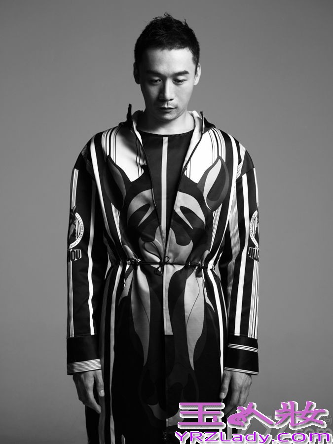 近日，高虎为某时尚杂志拍摄了一组黑白时尚大片，无论是精致剪裁的西装，还是轻便的休闲服装，无不彰显都市成熟型男的魅力。从这组照片中，高虎更是将自己的大长腿演绎的淋漓尽致，可谓吸睛力十足。