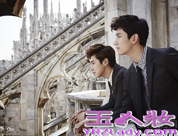 东方神起在意大利度过了火热的夏天，今天就带来意大利写真图片，少年和成熟男人之间的转换，像小孩般吃着冰淇淋的郑允浩和沈昌珉，也很想让人咬一口呢！半裸着浸泡找泳池里，哥俩真是帅气逼人！