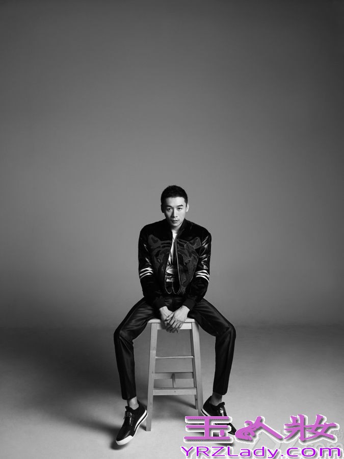近日，高虎为某时尚杂志拍摄了一组黑白时尚大片，无论是精致剪裁的西装，还是轻便的休闲服装，无不彰显都市成熟型男的魅力。从这组照片中，高虎更是将自己的大长腿演绎的淋漓尽致，可谓吸睛力十足。
