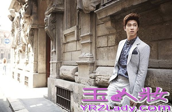 东方神起在意大利度过了火热的夏天，今天就带来意大利写真图片，少年和成熟男人之间的转换，像小孩般吃着冰淇淋的郑允浩和沈昌珉，也很想让人咬一口呢！半裸着浸泡找泳池里，哥俩真是帅气逼人！