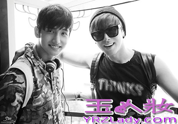 东方神起在意大利度过了火热的夏天，今天就带来意大利写真图片，少年和成熟男人之间的转换，像小孩般吃着冰淇淋的郑允浩和沈昌珉，也很想让人咬一口呢！半裸着浸泡找泳池里，哥俩真是帅气逼人！