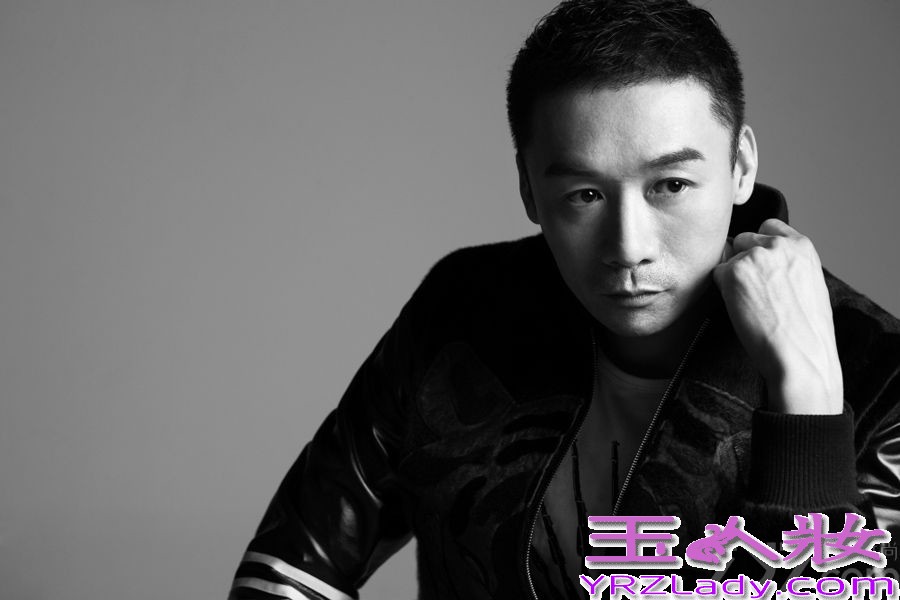 近日，高虎为某时尚杂志拍摄了一组黑白时尚大片，无论是精致剪裁的西装，还是轻便的休闲服装，无不彰显都市成熟型男的魅力。从这组照片中，高虎更是将自己的大长腿演绎的淋漓尽致，可谓吸睛力十足。