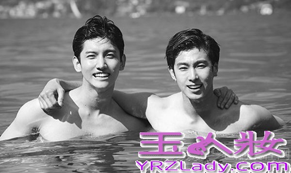 东方神起在意大利度过了火热的夏天，今天就带来意大利写真图片，少年和成熟男人之间的转换，像小孩般吃着冰淇淋的郑允浩和沈昌珉，也很想让人咬一口呢！半裸着浸泡找泳池里，哥俩真是帅气逼人！