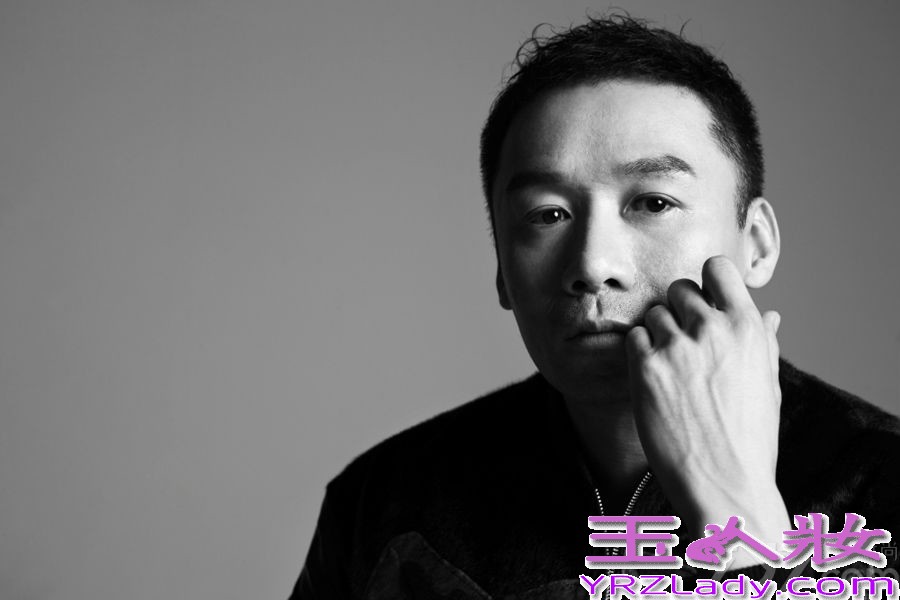 近日，高虎为某时尚杂志拍摄了一组黑白时尚大片，无论是精致剪裁的西装，还是轻便的休闲服装，无不彰显都市成熟型男的魅力。从这组照片中，高虎更是将自己的大长腿演绎的淋漓尽致，可谓吸睛力十足。