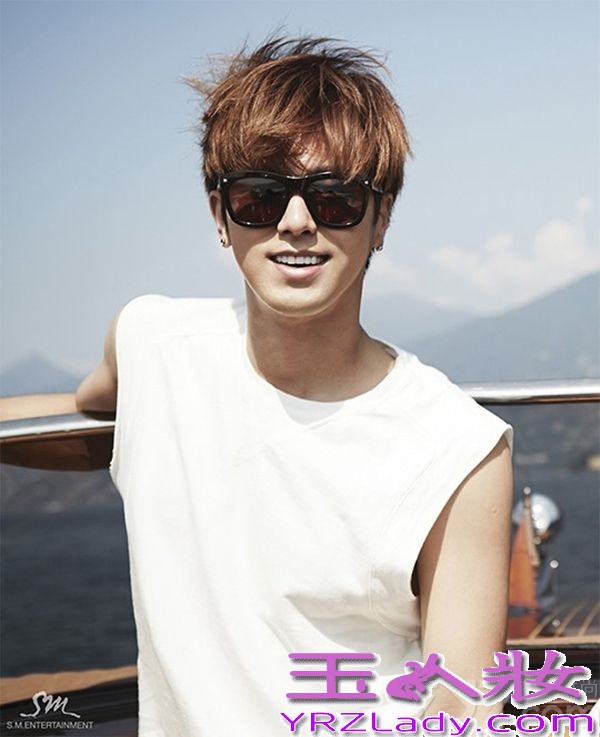 东方神起在意大利度过了火热的夏天，今天就带来意大利写真图片，少年和成熟男人之间的转换，像小孩般吃着冰淇淋的郑允浩和沈昌珉，也很想让人咬一口呢！半裸着浸泡找泳池里，哥俩真是帅气逼人！